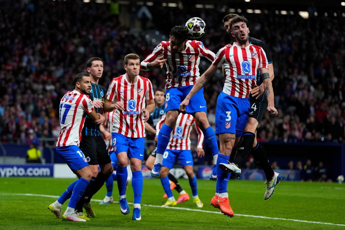 Pablo Barrios salta a por un balón.