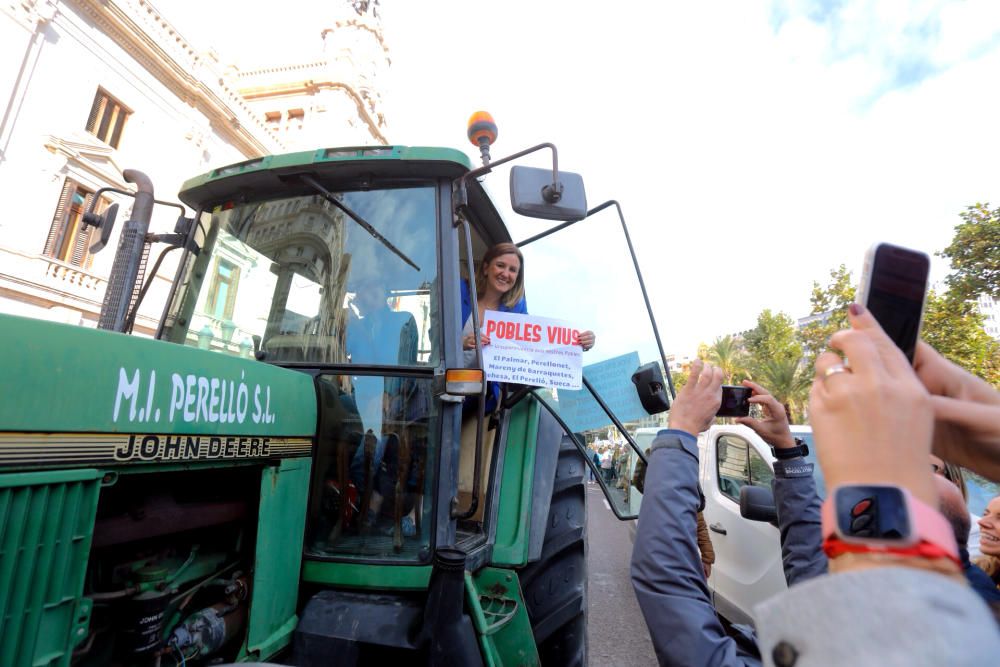 La protesta con tractores por las medidas de pacificación de la CV-500 llega a la ciudad