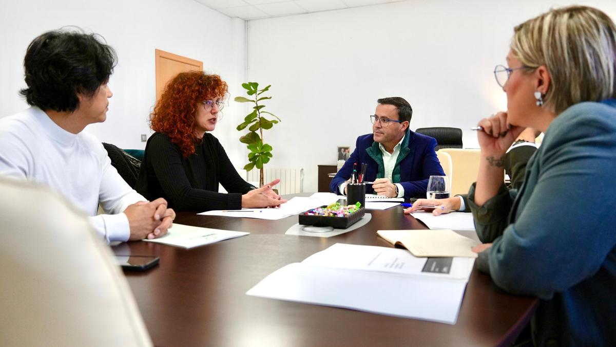 Miguel Ángel Gallardo en una reunión con las ONGD.