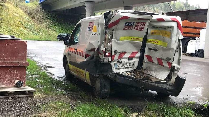 Tres heridos al llevarse por delante un coche un vehículo de Conservación