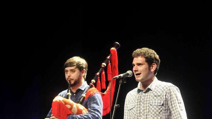 Esteban Verdeja, con Pablo Carrera, en Mieres.