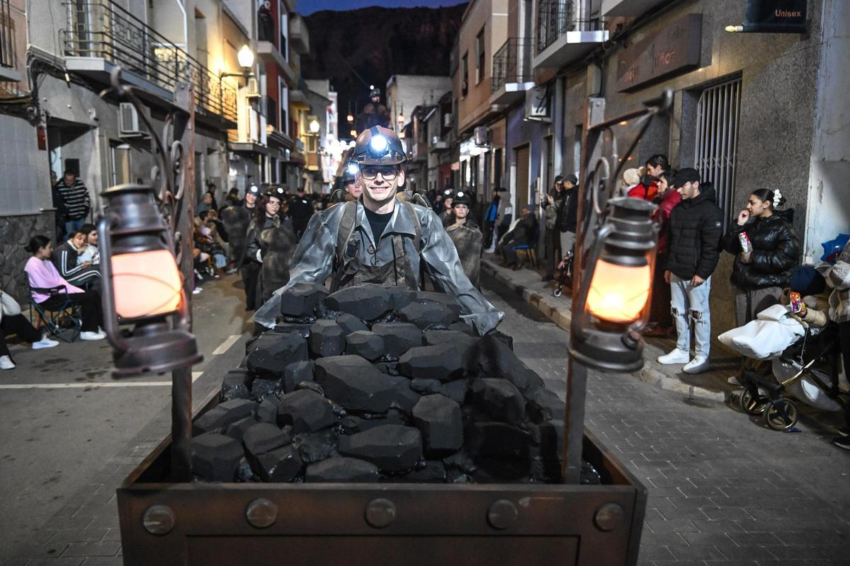 Miles de personas contemplan la Cabalgata de despedida de los Reyes Magos en Orihuela