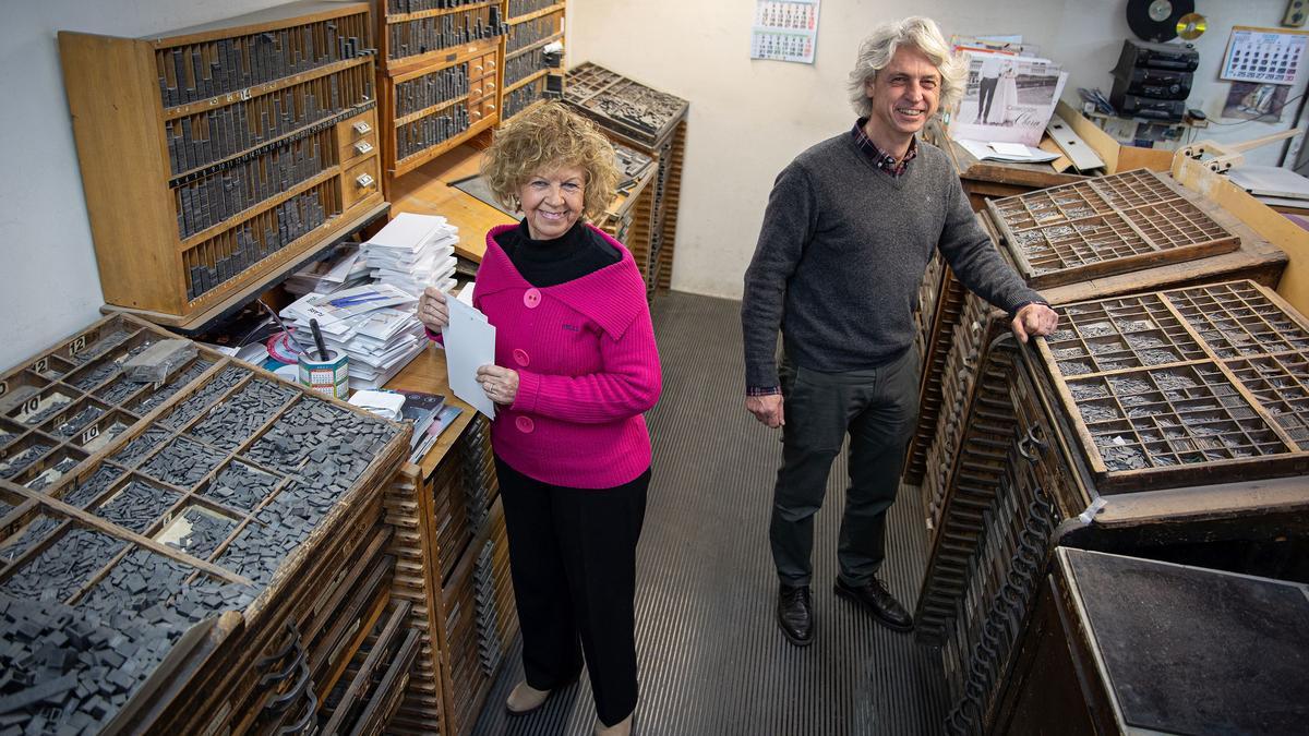 Mercè Baltasar y Jordi Bosch, cuarta y quinta generación de propietarios de la imprenta Baltasar 1861, en el espacio de las cajas de letras tipográficas.