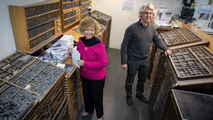 Mercè Baltasar y Jordi Bosch, cuarta y quinta generación de propietarios de la imprenta Baltasar 1861, en el espacio de las cajas de letras tipográficas. 