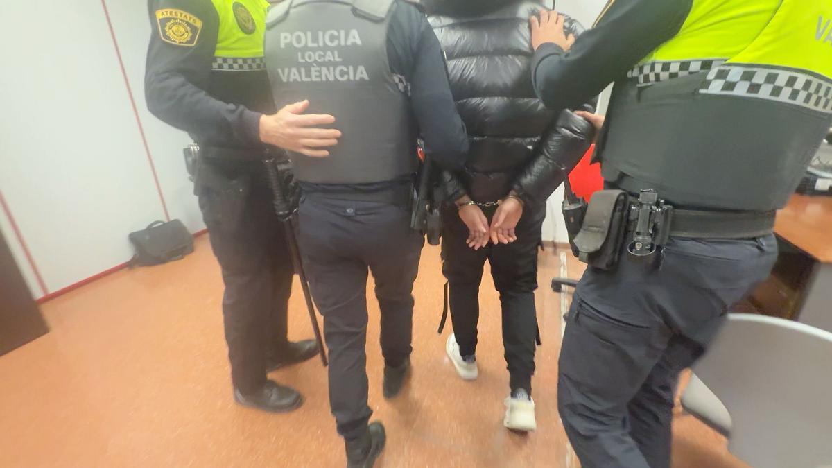 Arrestan al motorista que se dio a la fuga tras el atropello grave a una mujer en València