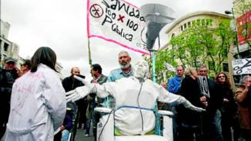 Miles de personas marchan contra la privatización sanitaria