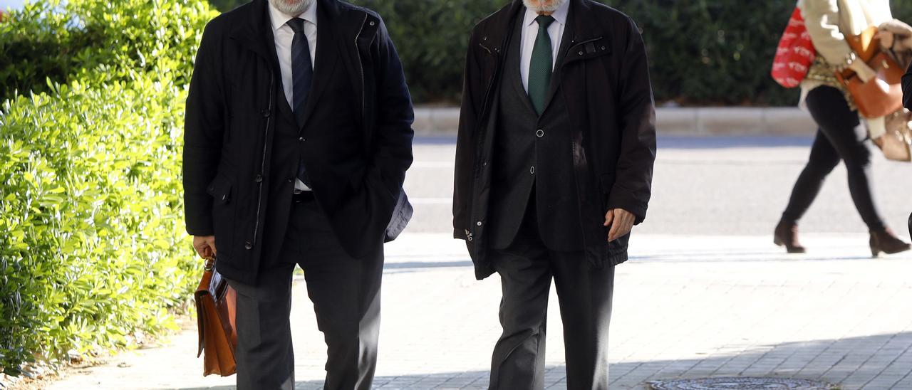 Alfonso Grau, a la derecha, al ir a declarar a la Ciutat de la Justícia.