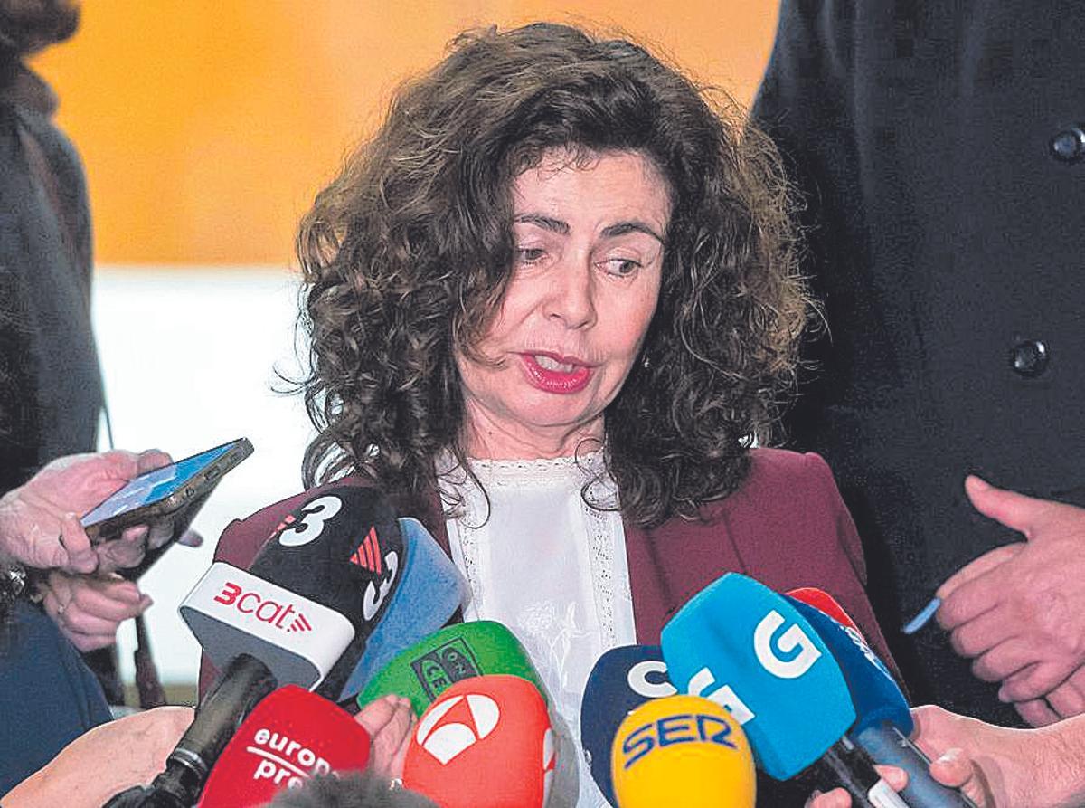 Matilde Asián atiende a los medios, tras el consejo.