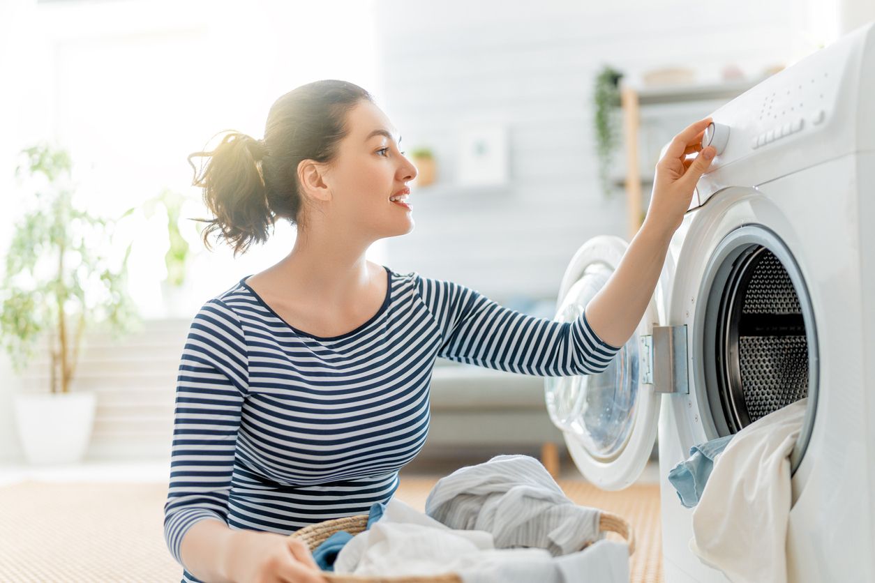 Mujer poniendo lavadora