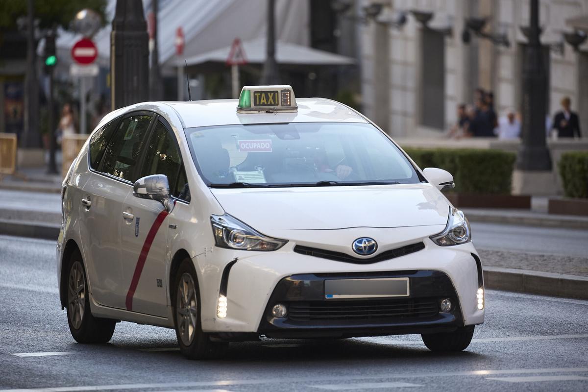 16/09/2025 Un taxi recorre Madrid, a 16 de septiembre de 2025, en Madrid (España). El sector del taxi madrileño se sumará desde el 15 hasta el 22 de septiembre a la semana de la movilidad ofreciendo un descuento de 3 euros en sus servicios a través del servicio ‘Pide Taxi’, para promocionar su estatus de servicio público. ECONOMIA Jesús Hellín - Europa Press
