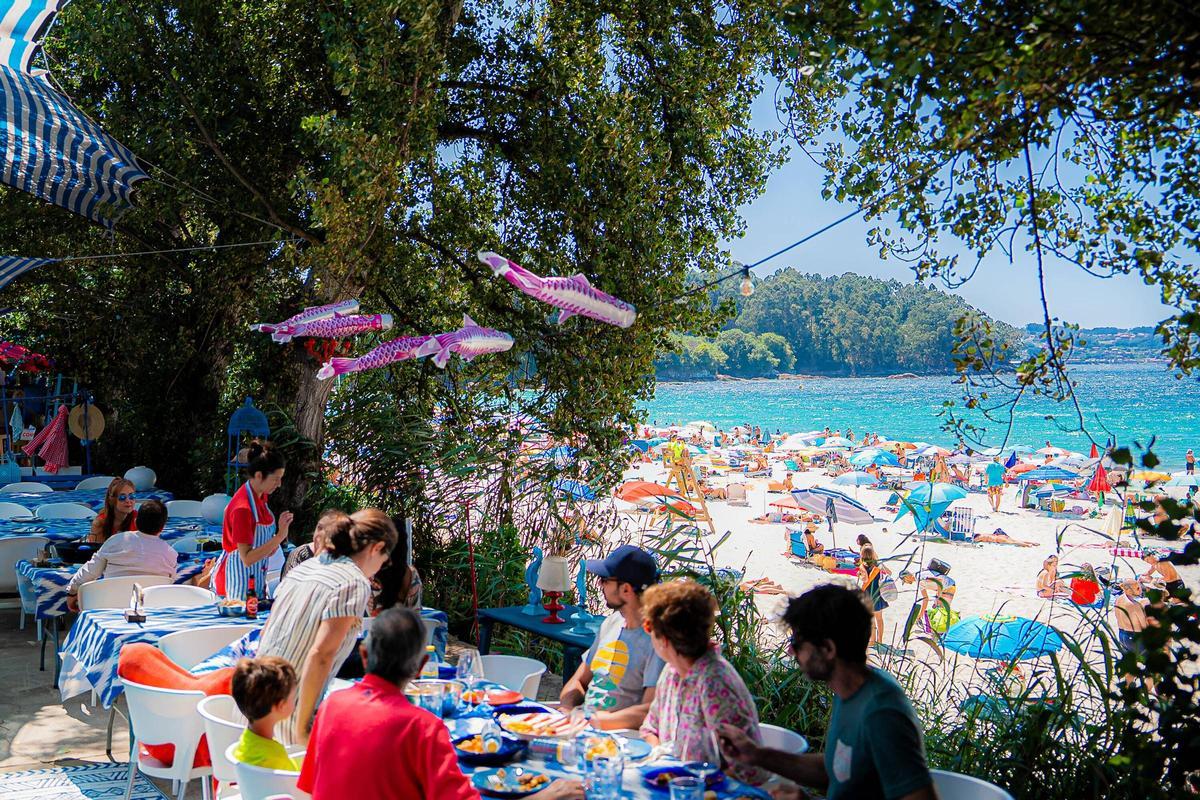 La playa de Lampamán, en Marín, y uno de sus chiringuitos.