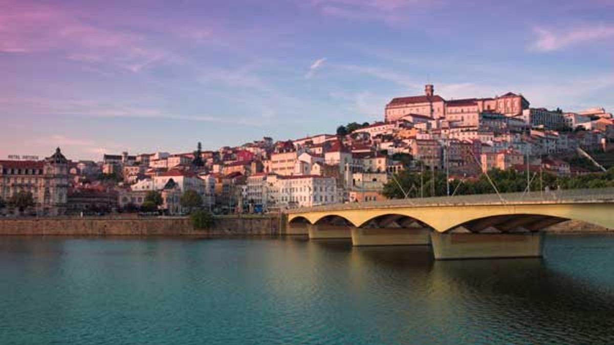 Río Mondego y el Puente de Santa Clara en Coimbra.