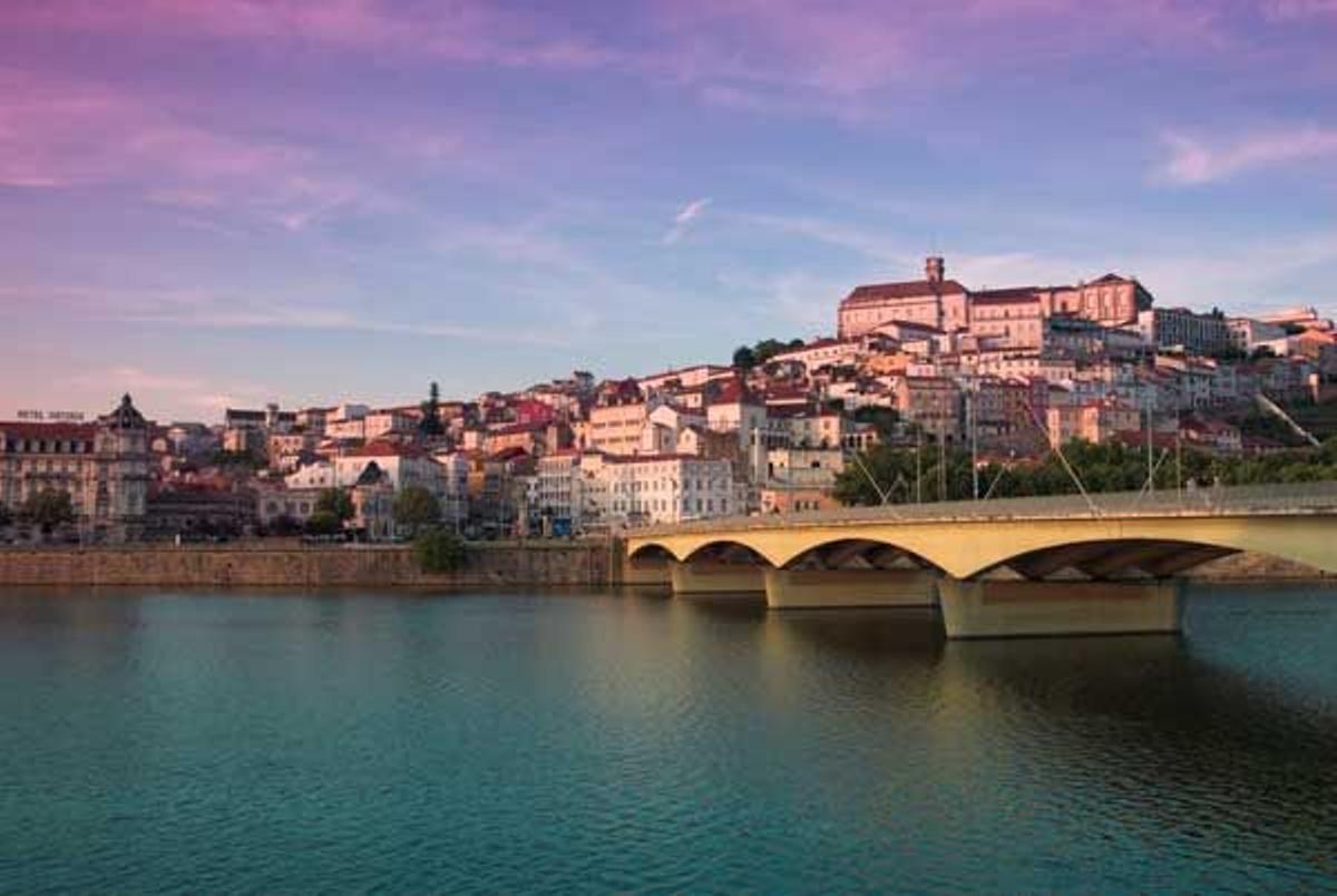 Río Mondego y el Puente de Santa Clara en Coimbra.