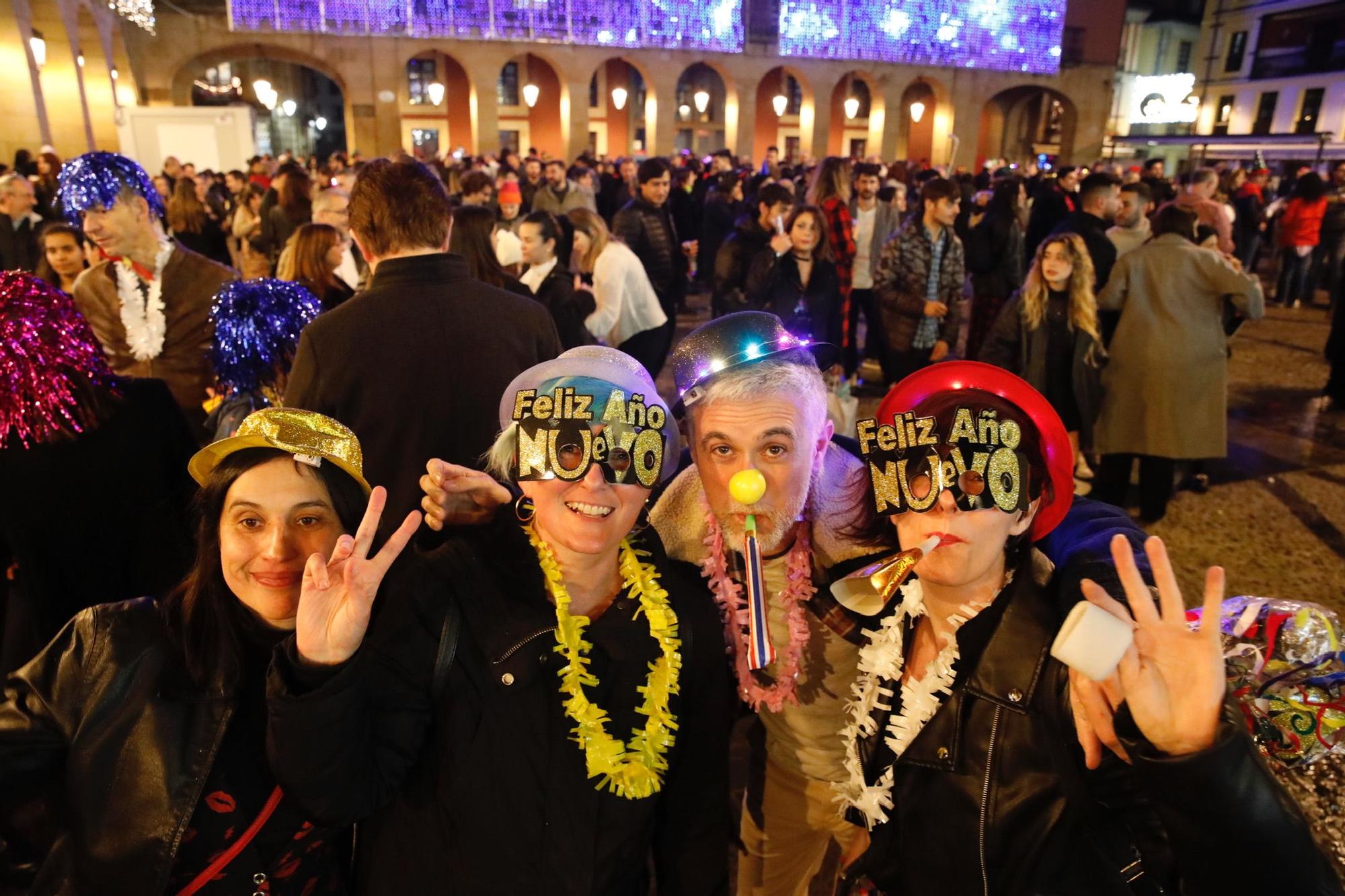 En imágenes: Gijón recibe el 2023 en la plaza Mayor, pero sin campanadas