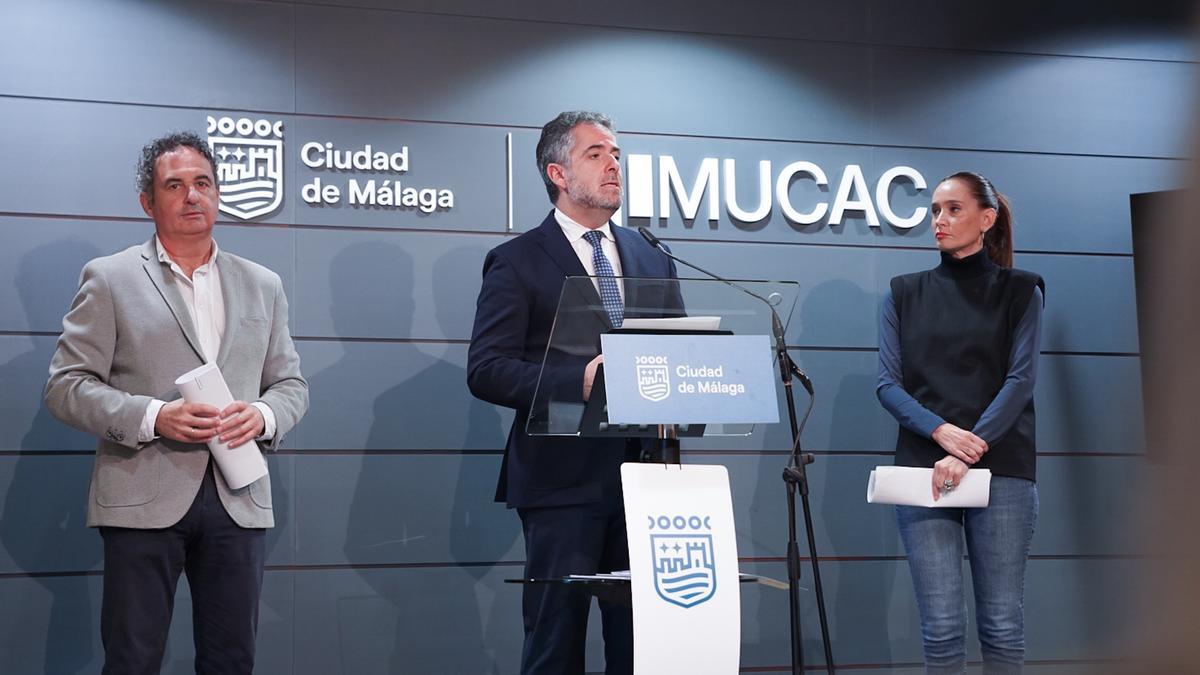 Carlos Conde interviene, acompañado por Francisco Cantos y Elisa Pérez de Siles, tras la Junta de Gobierno Local.