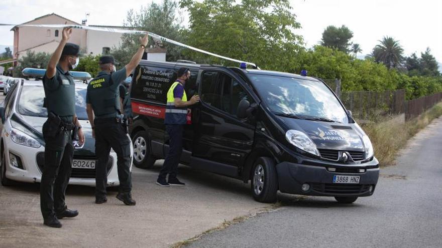 El furgón fúnebre abandona la finca Casa Vidalet. | PERALES IBORRA