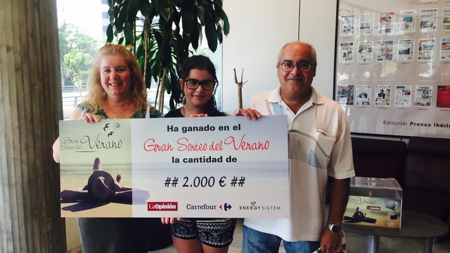 Antonia Hernández ha sido la primera ganadora del cheque de 2.000 euros del Gran Sorteo del Verano. Acudió a LA OPINIÓN con su hija y su esposo para recoger el premio.