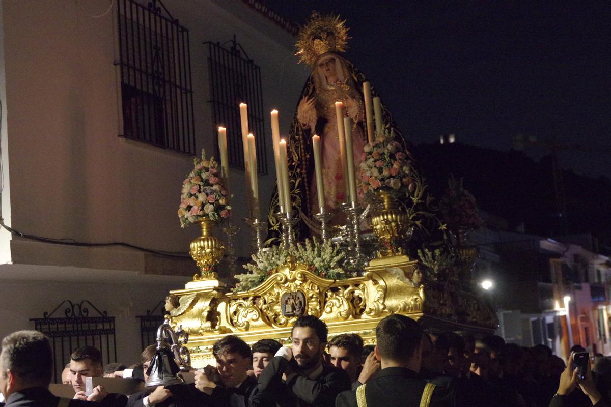 Rosario vespertino de la Virgen de los Dolores de Puerto de la Torre, en imágenes