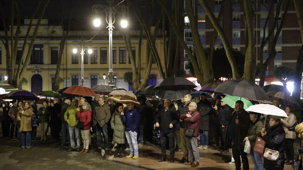 VÍDEO: Concentración vecinal contra los malos olores en el distrito langreano de La Felguera