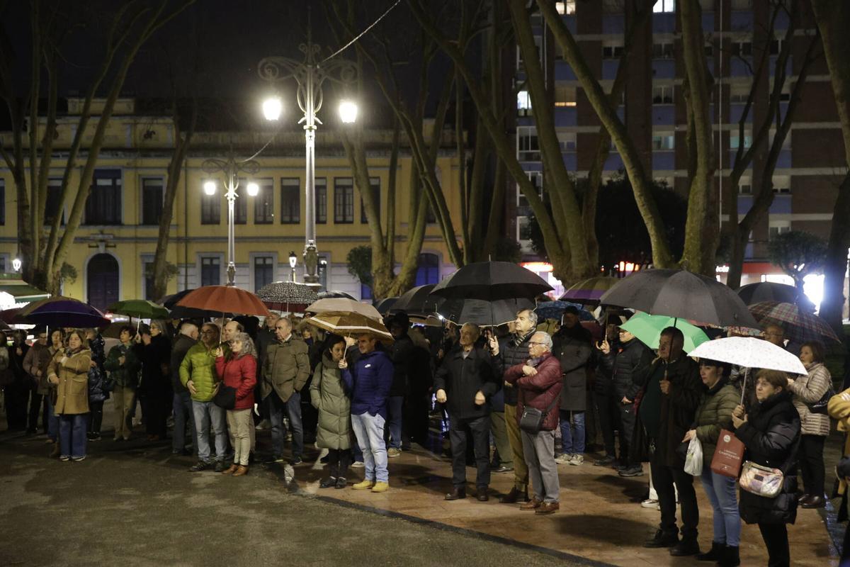 Concentración vecinal contra los malos olores en el distrito langreano de La Felguera.