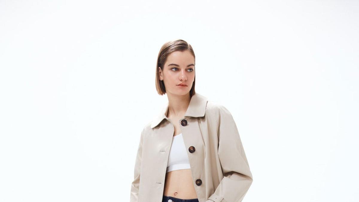 Modelo con el trench reversible de Sfera