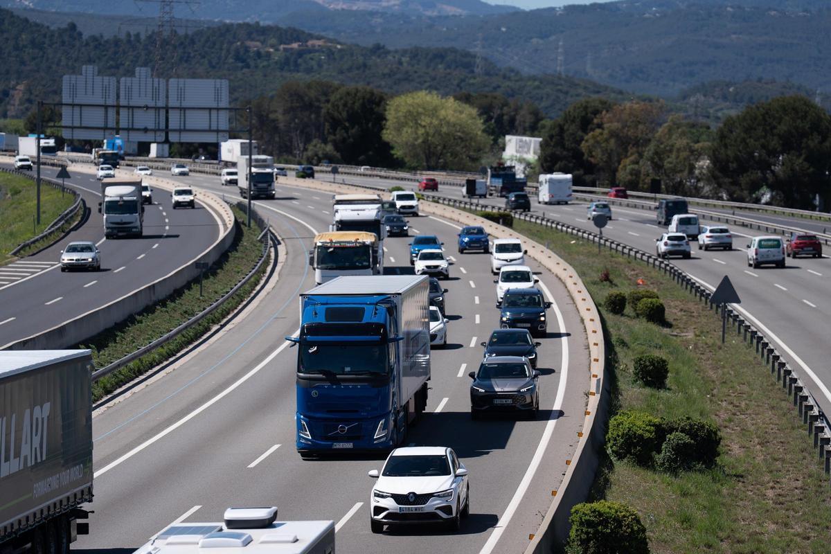 Aspecto de la AP-7 durante la operación salida de Semana Santa de 2025 a su paso por San Cugat (Barcelona)