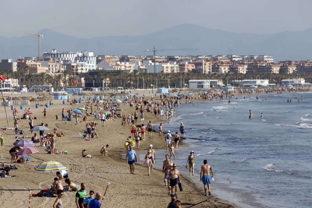 La playa de la Malva-rosa en València esta mañana de San Juan, a las 9.00 horas, ya estaba llena de gente.