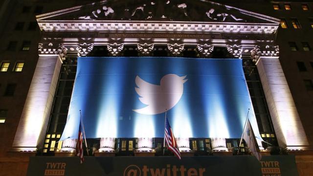 Un cartel con el logo de Twitter decora la fachada de la Bolsa de Nueva York el día que debutó en bolsa.