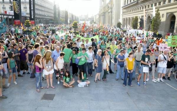 Colectivos y sindicatos salen a la calle unidos contra los recortes