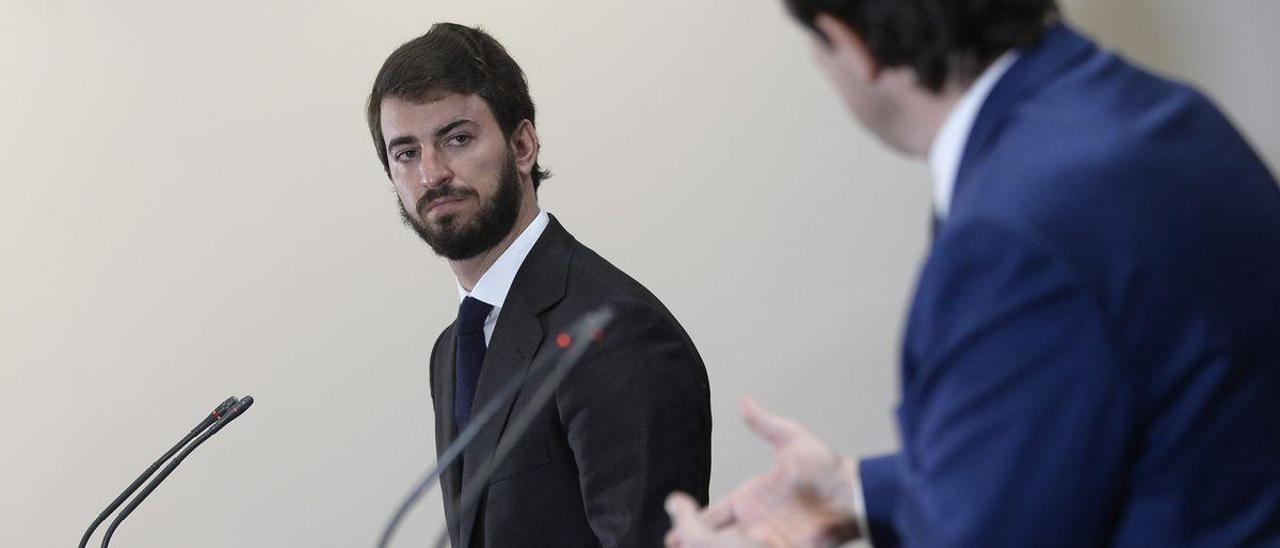 Juan García-Gallardo, de Vox, y Alfonso Fernández Mañueco, del PP, durante el anuncio de su acuerdo de gobierno.