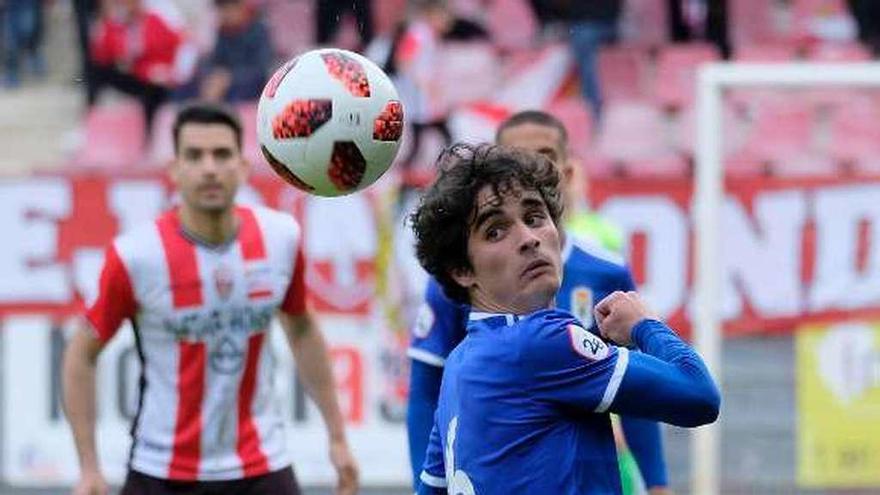 Javi Mier observa el balón en un lance del partido en Logroño.