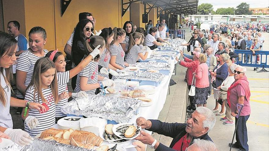 Peñíscola asa 300 kilos de sardina en la cita solidaria más marinera