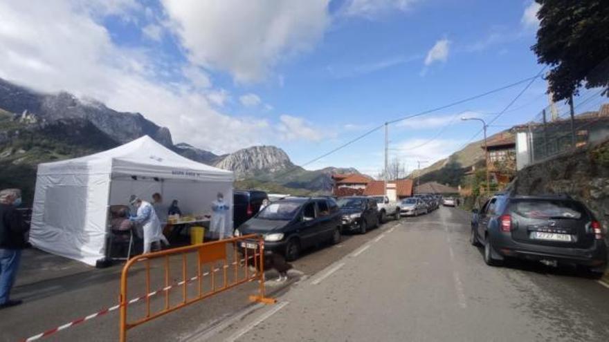 VÍDEO: Colas nunca vistas en Ponga para hacerse la prueba del covid