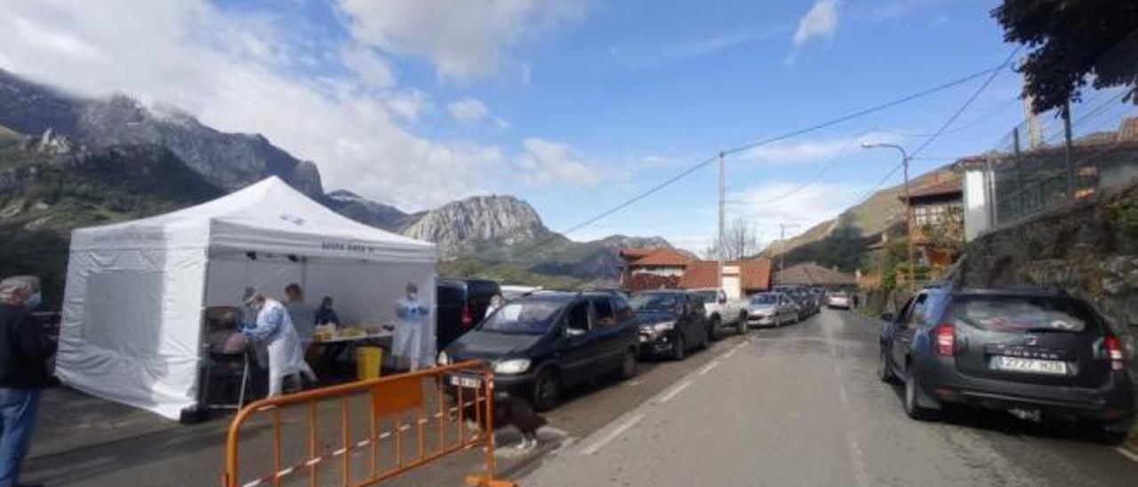 VÍDEO: Colas nunca vistas en Ponga para hacerse la prueba del covid