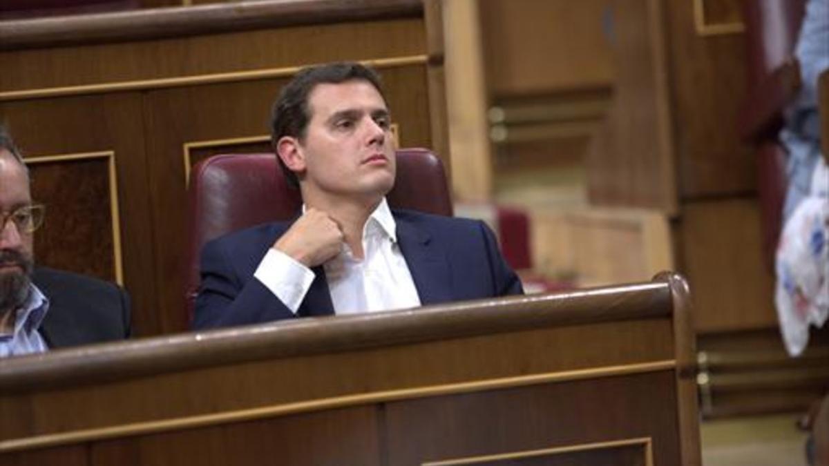 Albert Rivera, ayer por la tarde, en su escaño.