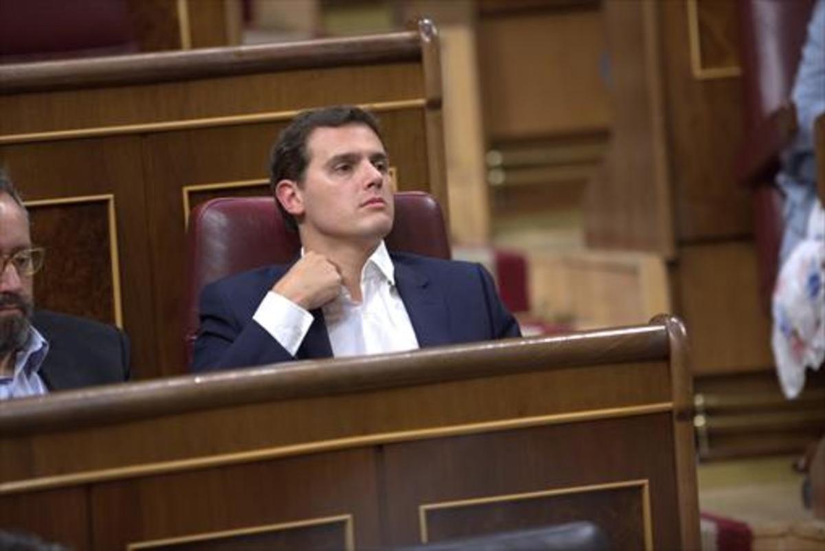 Albert Rivera, ayer por la tarde, en su escaño.