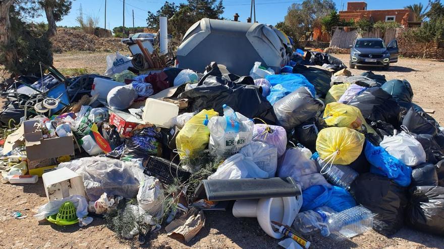 Grandes cantidades de basura se acumulan alrededor de los contenedores situados en zonas diseminadas como consecuencia de la huelga.