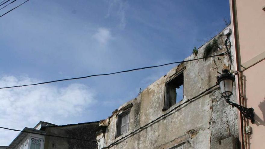 Uno de los edificios afectados, en el centro de Castropol.