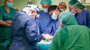 El hospital La Fe logra implantar el primer marcapasos a un bebé prematuro en Europa.