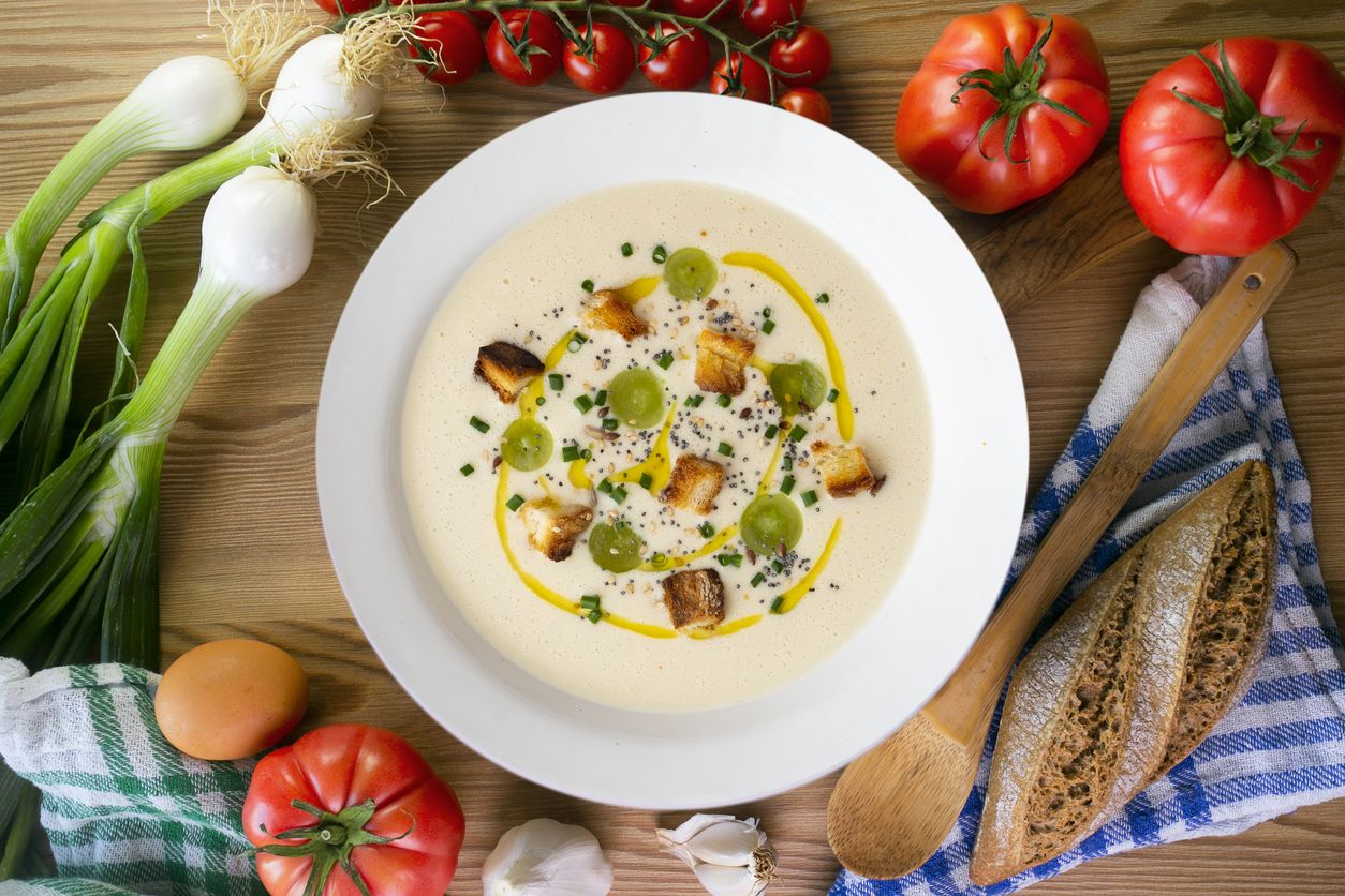 Imagen de un plato de ajoblanco.