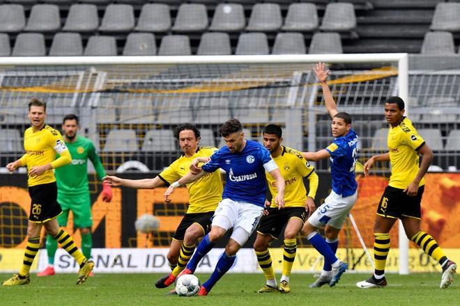 Las imágenes del Borussia Dortmund-Schalke 04, primer partido tras la pandemia.