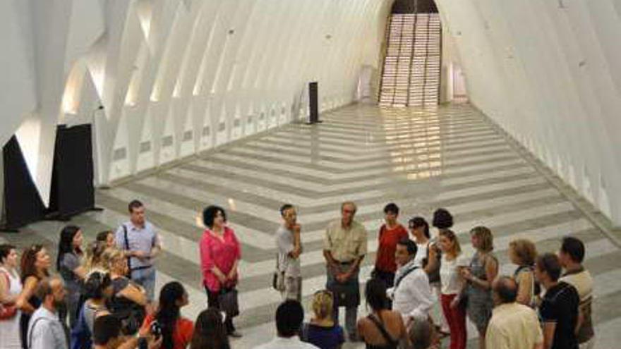 Un grupo de turistas en la Llotja Sant Jordi de Alcoy.