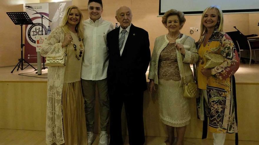 Julián Burgos, en el centro, con su familia, antes del homenaje en Mieres.