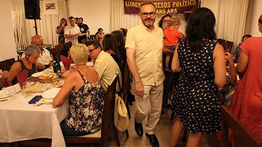 Pep Costa, de pie en el centro, al comienzo de la cena.