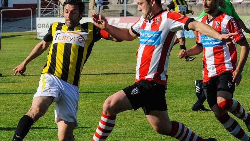 Changui y Marcos disputan un balón con Nelo en segundo término. // I. Abella