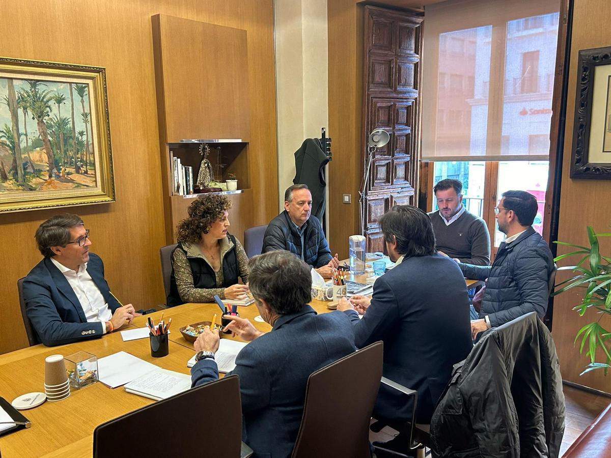 La reunión mantenida entre los afectados y el Ayuntamiento ayer.