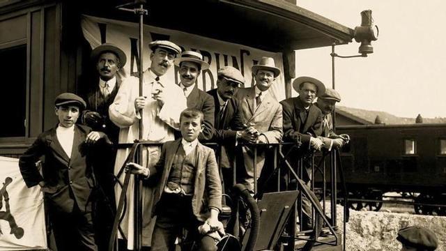 Un grupo de personas en un tren de A Coruña a principios del siglo XX