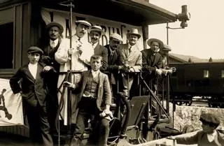 Un libro para conmemorar el 150 aniversario de la llegada del ferrocarril a A Coruña: "Los primeros viajeros eran los que tenían capacidad económica"