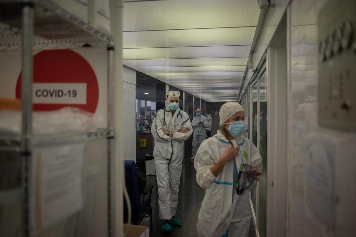 Varios sanitarios en un hospital de Barcelona. Varios sanitarios en un hospital de Barcelona.