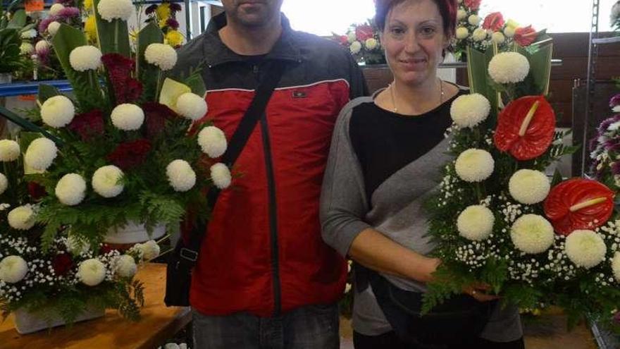 Venta de flores en Cambados y Vilagarcía durante la ajetreada jornada vivida ayer. // Noé Parga